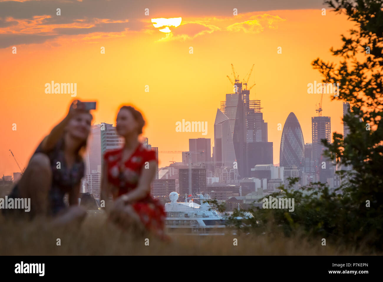 Londra, Regno Unito. 7 Luglio, 2018. Regno Unito: Meteo tramonto dalla cima del parco di Greenwich che termina un altro canicola estiva giorno il raggiungimento di alti di 28C nella città. Credito: Guy Corbishley/Alamy Live News Foto Stock