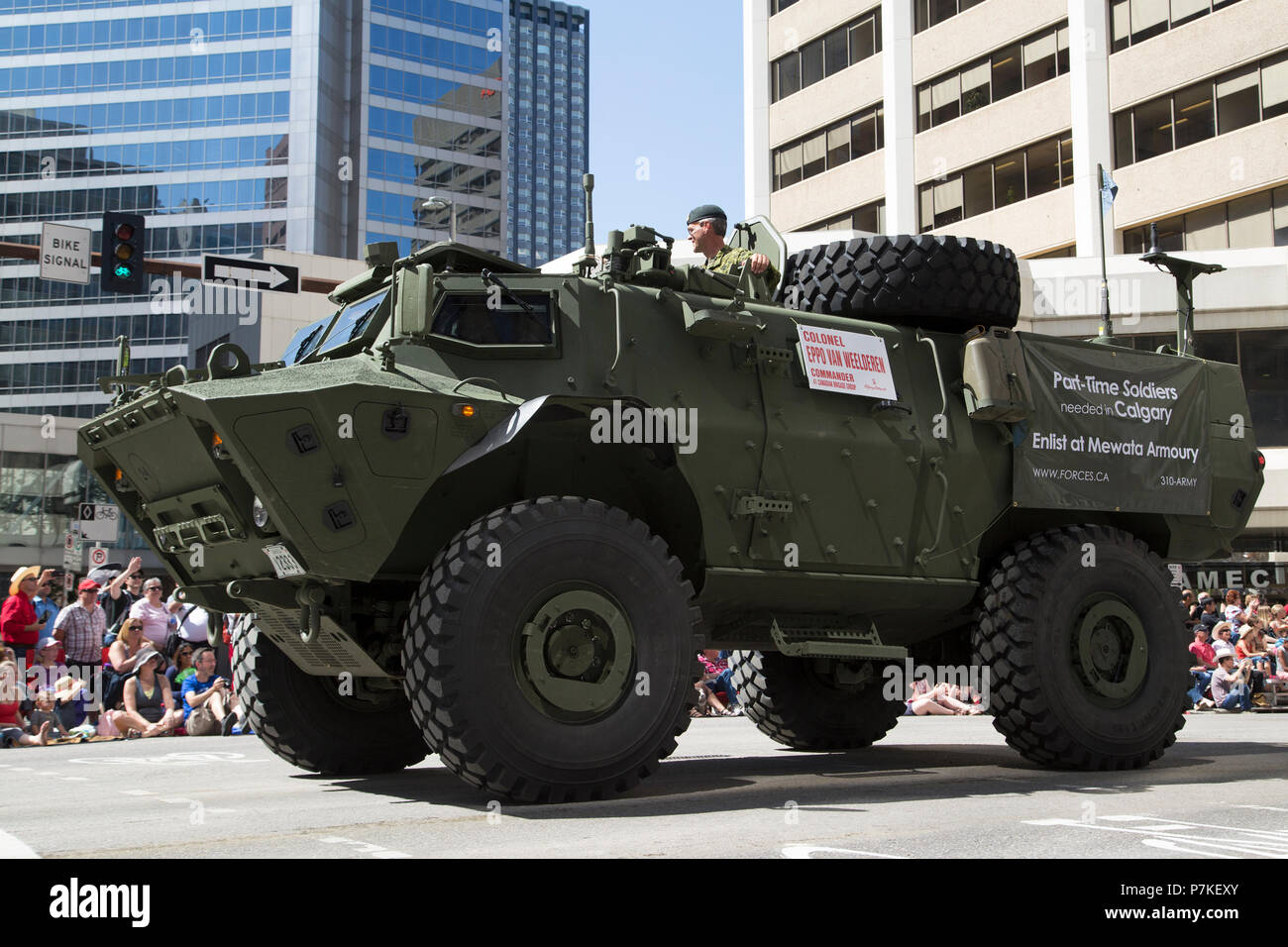 Calgary, Canada. 6 Luglio, 2018. Forze armate canadesi partecipano in Calgary Stampede Parade. La sfilata attraverso il Centro inaugura la Calgary Stampede ogni anno. Rosanne Tackaberry/Alamy Live News Foto Stock