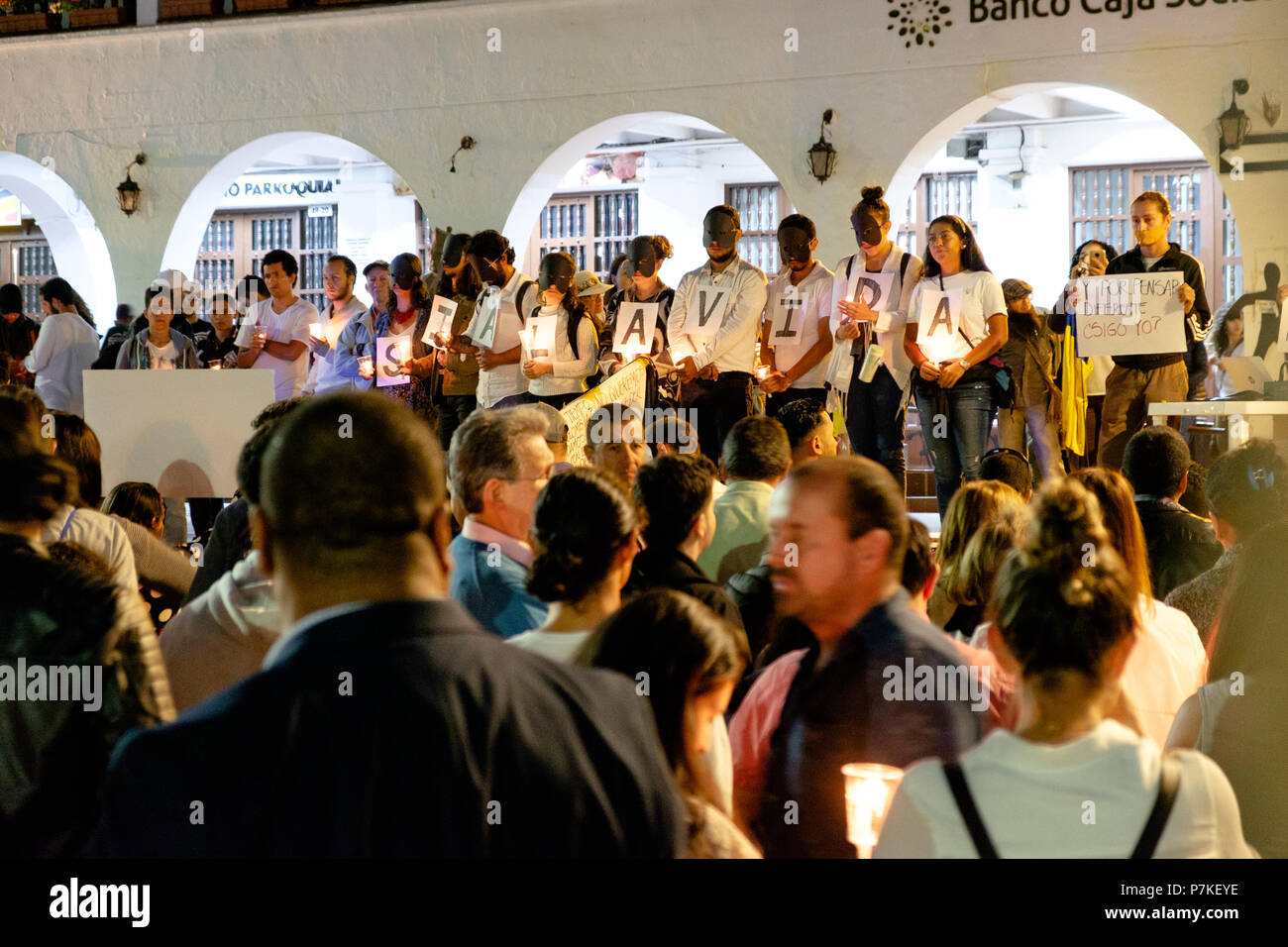 A causa di un elevato numero di dirigenti sociali uccisi in Colombia nel corso del 2018, venerdì 6 luglio le persone hanno preso i principali parchi della città di protestare pacificamente contro questi omicidi. Una giornata nazionale chiamato 'Velatón' era stato convocato in cui le persone trasportate le candele come un atto simbolico di commemorazione delle vittime. Credito: Juan Hurtado/Alamy Live News Foto Stock