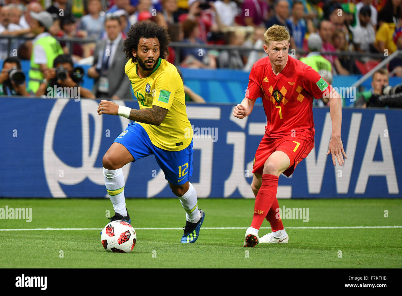 Kazan, Russia. 6 luglio 2018. MARCELO (BRA), azione, duelli contro Kevin DE BRUYNE (BEL)., Brasile (BRA) - Belgio (BEL) 1-2, Quarti di Finale, turno di otto, gioco 58 su 06.07.2018 a Kazan, Kazan Arena. Coppa del Mondo di Calcio 2018 in Russia dal 14.06. - 15.07.2018. | Utilizzo di credito in tutto il mondo: dpa picture alliance/Alamy Live News Foto Stock