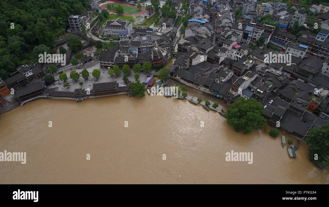 Huayuan. 6 Luglio, 2018. Foto aerea adottate il 6 luglio 2018 mostra il crescente livello dell'acqua del fiume Qingshui nell'antica città di Biancheng nella contea di Huayuan, centrale provincia cinese di Hunan. Heavy Rain ha continuato a pastella molte province della Cina. Credito: lunga Enze/Xinhua/Alamy Live News Foto Stock