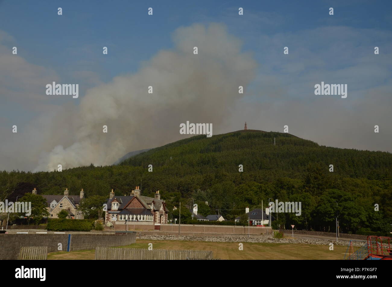 Hill Fire sul Ben Bhraggie, sulla Sutherland station wagon, vicino a Golspie village, Scozia Foto Stock