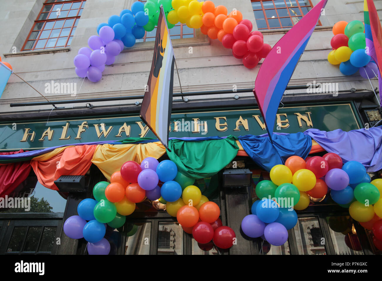 Londra REGNO UNITO 7 luglio 2018 l'arcobaleno colore erano battenti oggi a Londra per celebrare la Comunità LGBTI ,l'arcobaleno speciale letter box era un grande atraction con turisti e frequentatori di orgoglio @Paolo Quezada-Neiman/Alamy Live News Foto Stock