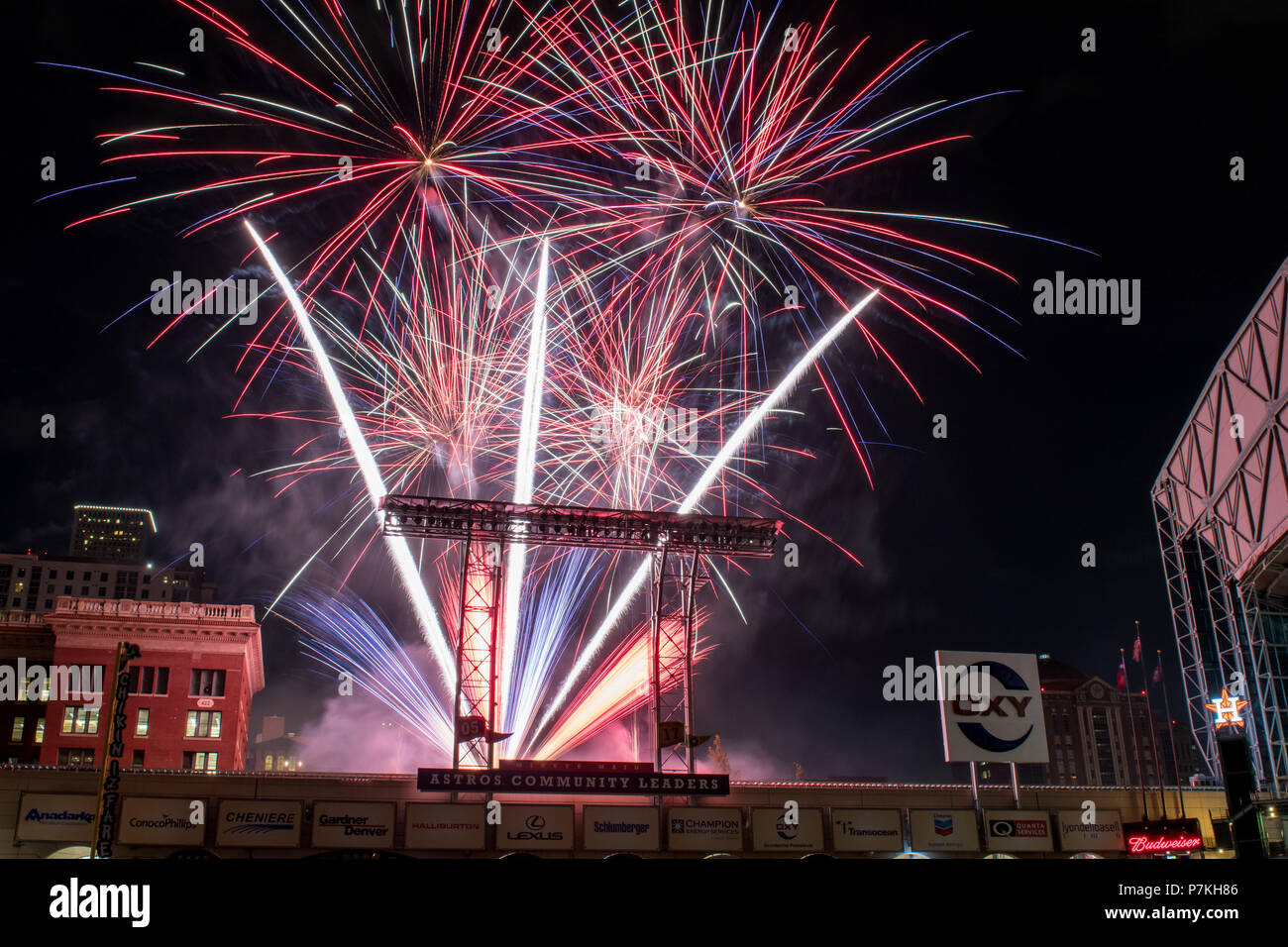 Houston, TX, Stati Uniti d'America. 6 Luglio, 2018. Il venerdì sera spettacolo di fuochi d'artificio può essere visto oltre il Minute Maid Park dopo un Major League Baseball gioco tra Houston Astros e il Chicago White Sox a Houston, TX. Astros ha vinto 11 a 4.Trask Smith/CSM/Alamy Live News Foto Stock