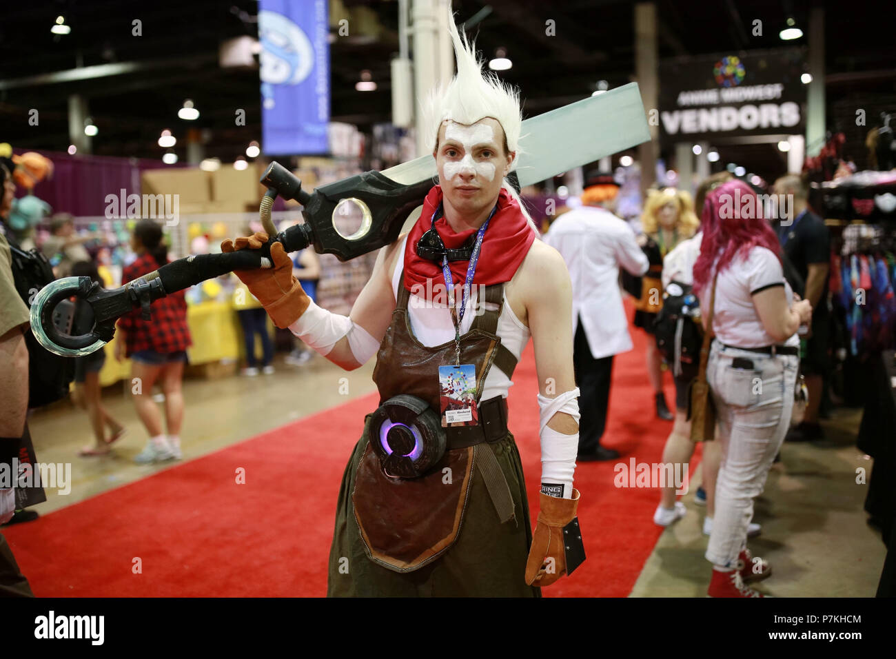 Chicago, Stati Uniti d'America. 6 Luglio, 2018. Un cosplayer pone per le foto durante il 2018 Anime Midwest di Stephens Convention Center di Chicago, Stati Uniti Luglio 6, 2018. L'evento di tre giorni ha dato dei calci a fuori il venerdì. Credito: Wang Ping/Xinhua/Alamy Live News Foto Stock