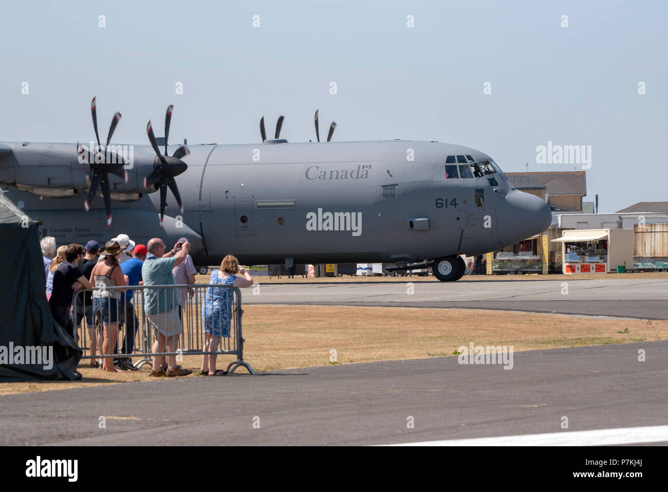 Yeovilton Royal Naval Air Station, Somerset, Regno Unito. . Spettatori guarda l'arrivo di un canadese airforce Lockheed C 130 velivoli Hercules Foto Stock