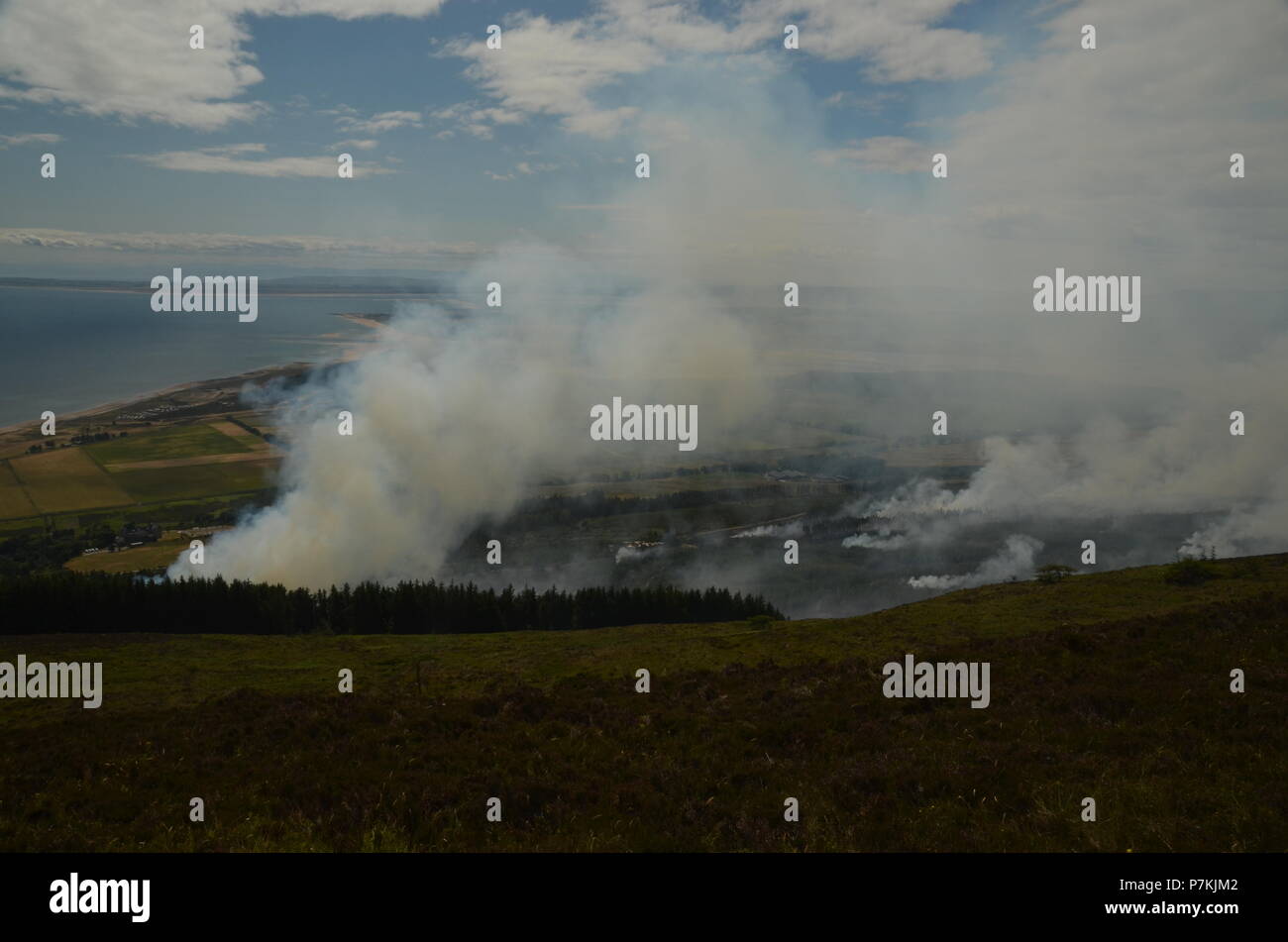 Hill Fire sul Ben Bhraggie, sulla Sutherland station wagon, vicino a Golspie village, Scozia Foto Stock