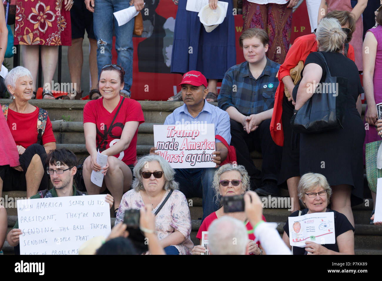 Liverpool, Regno Unito. Il 7 luglio 2018. I manifestanti si raccolgono in un rally a Liverpool per protestare contro la prossima visita nel Regno Unito del Presidente americano Donald Trump. Credito: Ken Biggs/Alamy Live News. Foto Stock