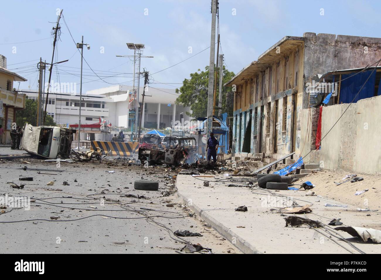 Mogadiscio, Somalia. 7 Luglio, 2018. Foto scattata il 7 luglio 2018 mostra la scena di un'esplosione a Mogadiscio, in Somalia. Almeno 12 persone sono state uccise e 17 altri feriti in twin di blasti in Somalia la capitale Mogadiscio il sabato, la polizia ha detto. Credito: Faisal Isse/Xinhua/Alamy Live News Foto Stock