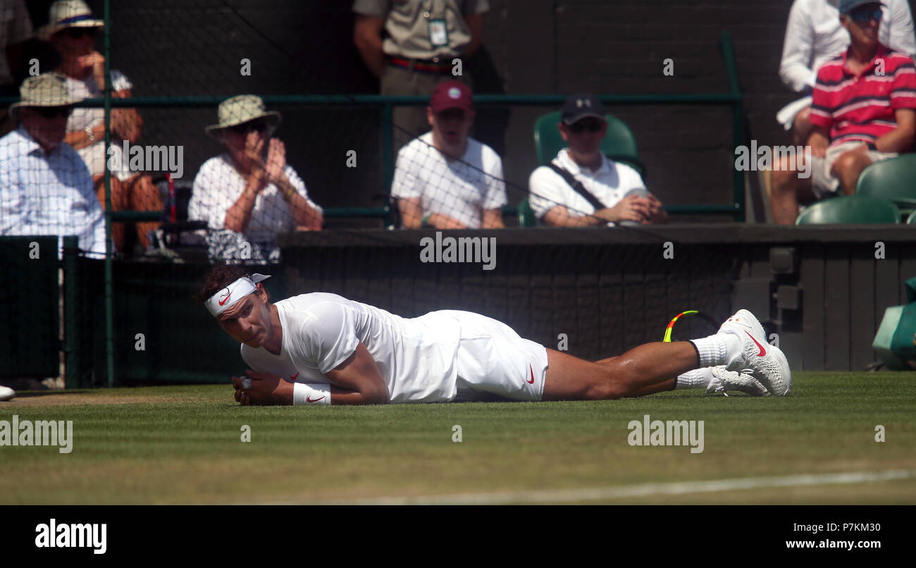 Londra, Regno Unito. Il 7 luglio 2018. Wimbledon Tennis: Spagna di Rafael NADAL SI AGGIUDICA UN tumble nell'erba sul Centre Court durante il suo terzo round match contro Alex De Minaur dell Australia Credit: Adam Stoltman/Alamy Live News Foto Stock