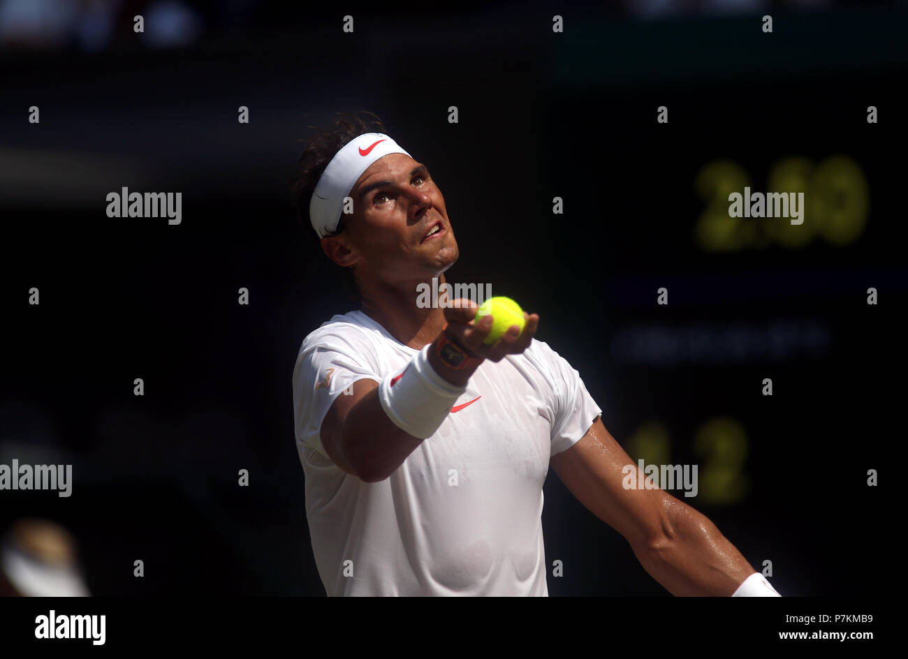 Londra, Regno Unito. Il 7 luglio 2018. Wimbledon Tennis: Spagna di Rafael Nadal si prepara a servire ad Alex De Minaur dell Australia durante il loro terzo round corrispondono a Wimbledon oggi. Credito: Adam Stoltman/Alamy Live News Foto Stock