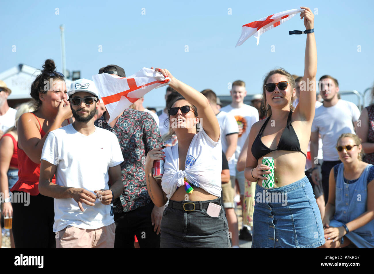 Brighton Regno Unito 7 Luglio 2018 - Inghilterra ventole celebrare battere la Svezia 2-0 come guardare uno schermo gigante sulla spiaggia di Brighton che mostra la Coppa del Mondo di quarto di finale di partita di calcio tra Inghilterra e Svezia oggi Credito: Simon Dack/Alamy Live News Foto Stock