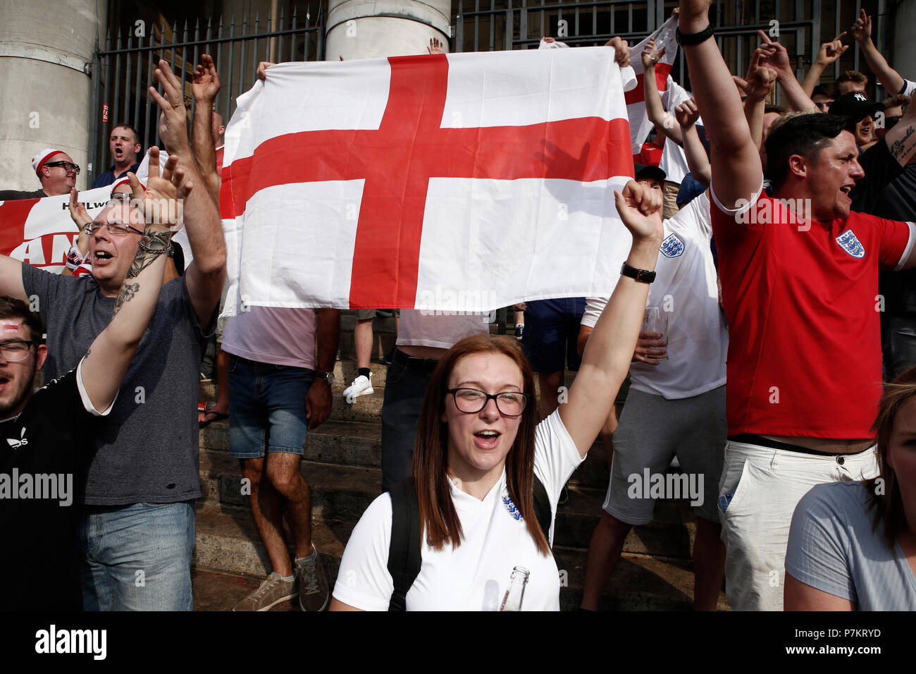 Bruxelles, Belgio. Il 7 luglio 2018. England Football Fans celebrando la vittoria contro la Svezia nei quarti di finale della Coppa del Mondo a Bruxelles in Belgio su Jul. 7, 2018 Credit: ALEXANDROS MICHAILIDIS/Alamy Live News Foto Stock