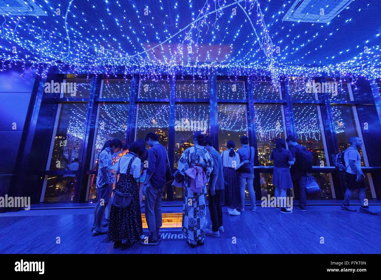 Tokyo, Giappone. 7 Luglio, 2018. I visitatori potranno gustarsi la Via Lattea illuminazione per celebrare il festival annuale di Tanabata a Tokyo Tower. Migliaia di luci a LED che rappresenta la Via Lattea decoratori sono al primo piano della Torre di Tokyo il ponte principale per commemorare la celebrazione annuale della Tanabata. Secondo la leggenda la Via Lattea separa due amanti, Orihime (Vega) e Hikoboshi (Altair), che possono soddisfare solo una volta l'anno il settimo giorno del settimo mese del calendario. Credito: Rodrigo Reyes Marin/via filo di ZUMA ZUMA/filo/Alamy Live News Foto Stock