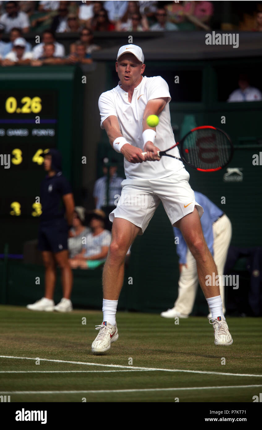 Londra, Regno Unito. Il 7 luglio 2018. Wimbledon Tennis: Gran Bretagna Kyle Edmund in azione durante il suo terzo round match contro Novak Djokovic sul Centre Court di Wimbledon oggi. Credito: Adam Stoltman/Alamy Live News Foto Stock