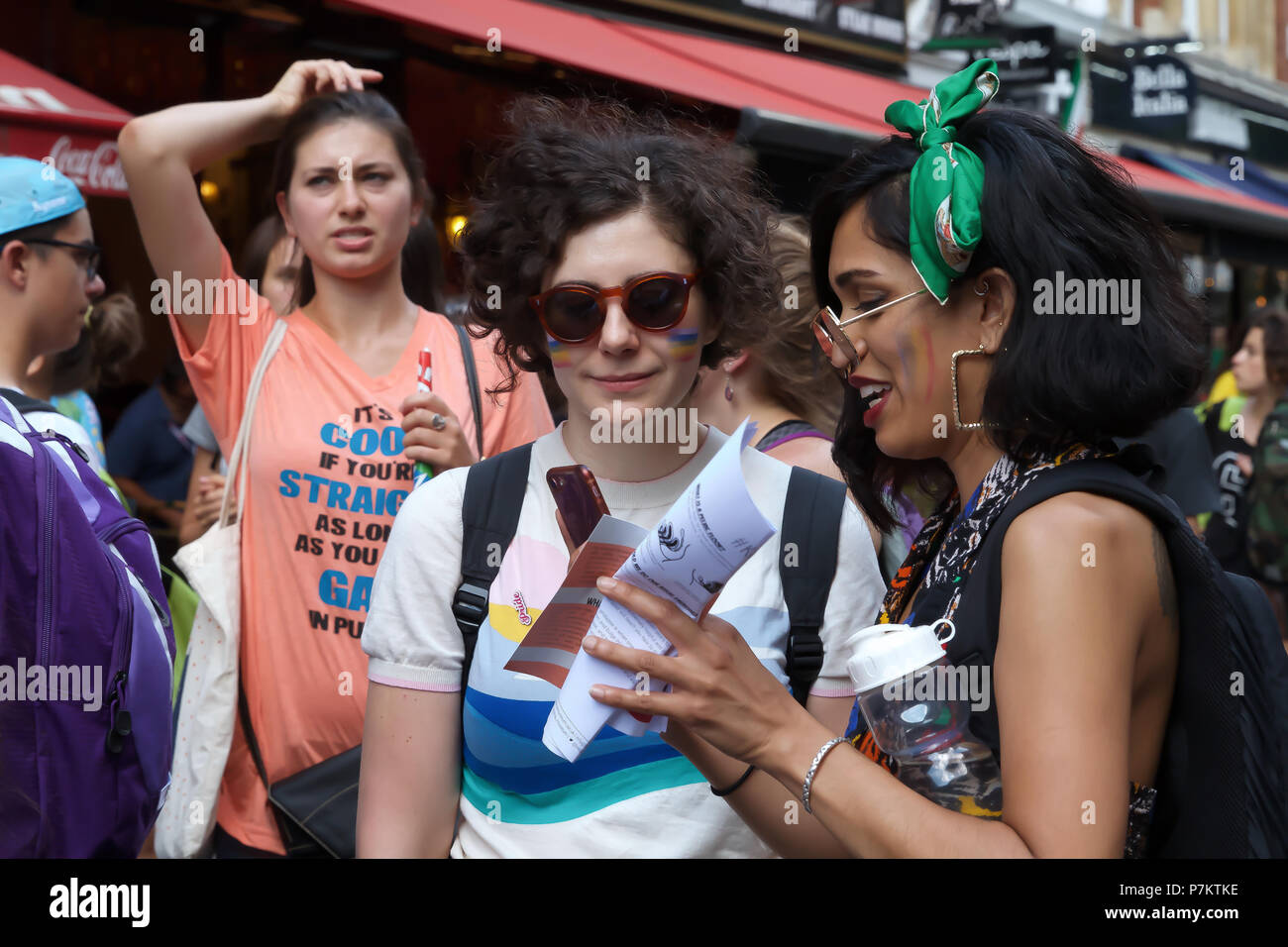 Piccadilly,UK,7 Luglio 2018,Football Mania al di fuori nei Pub Piccadilly. Le persone si spintonano per una posizione per guardare la Svezia Versus England Football match che in Inghilterra ha vinto 2-0.Credit: Keith Larby/Alamy Live News Foto Stock