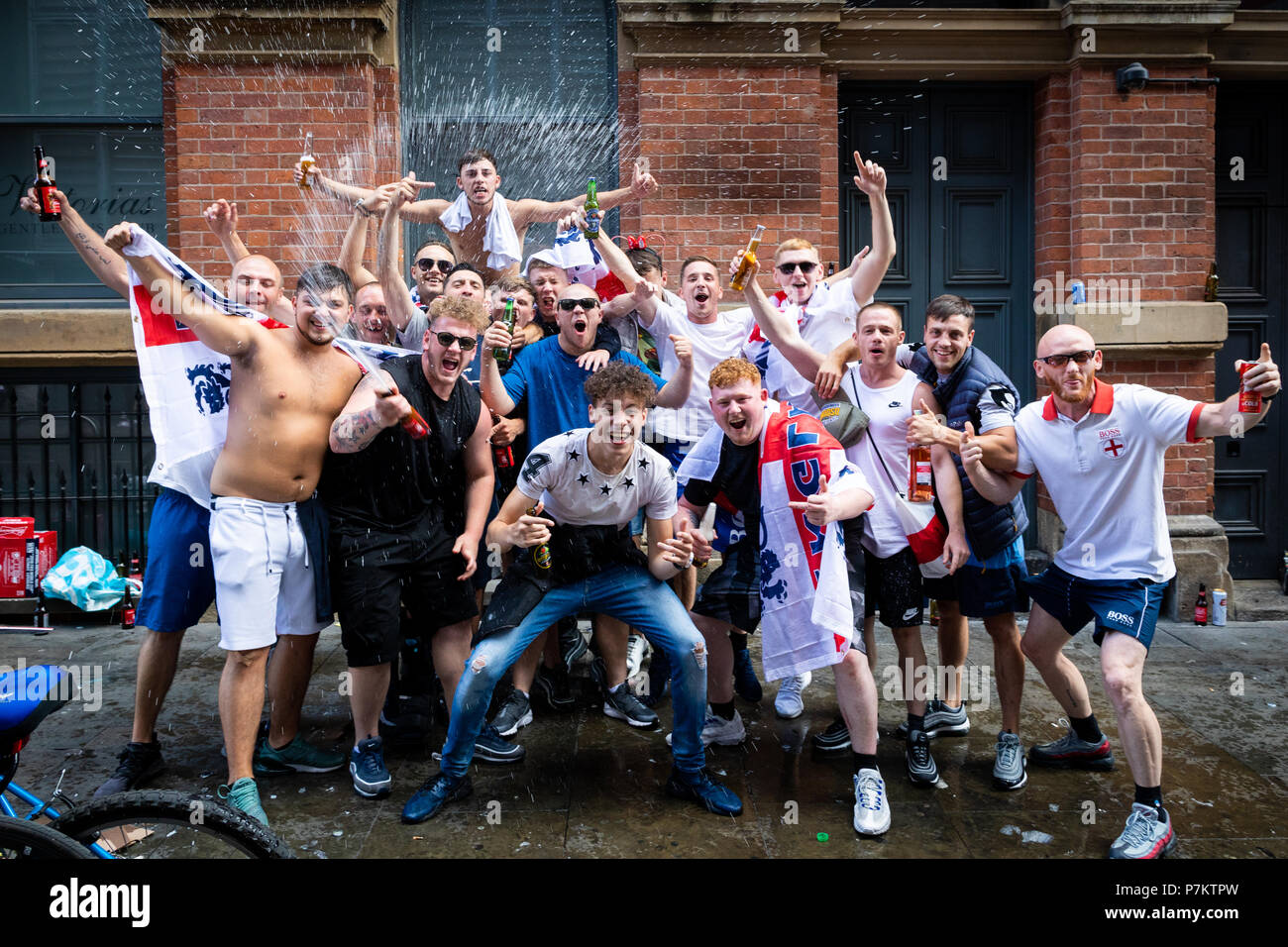 Manchester, Regno Unito. Il 7 luglio 2018. Ventole celebrare Inghilterra battere la Svezia in Coppa del mondo. Credito: Andy Barton/Alamy Live News Foto Stock