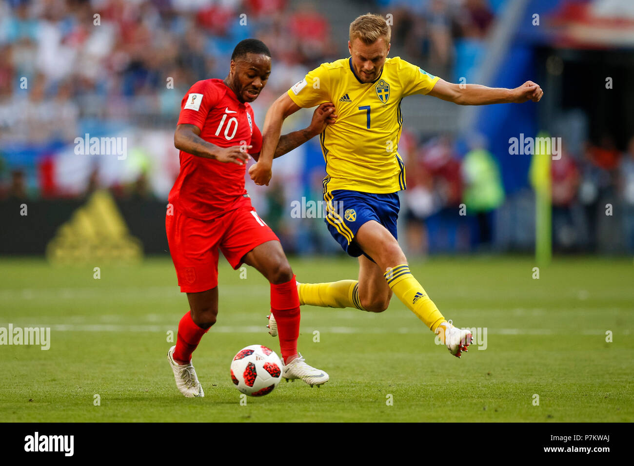 Samara, Russia. Il 7 luglio 2018. Raheem Sterling di Inghilterra e Sebastian Larsson di Svezia durante il 2018 FIFA World Cup Quarti di Finale match tra Svezia e Inghilterra a Samara Arena il 7 luglio 2018 a Samara, Russia. (Foto di Daniel Chesterton/phcimages.com) Credit: Immagini di PHC/Alamy Live News Foto Stock