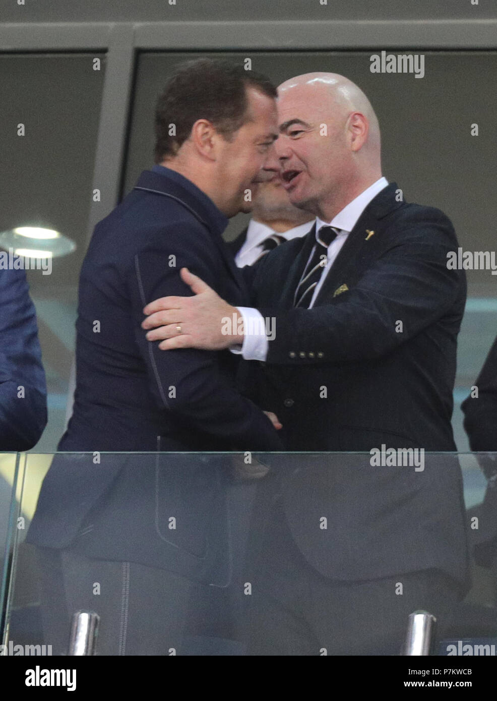 Sochi, Russia. 07 Luglio, 2018. Coppa del Mondo FIFA, quarto di finale tra la Russia e la Croazia al Fisht Stadium. La Russia è il primo ministro Dmitry Medvedev (l) incontra il presidente della FIFA, Gianni Infantino. Credito: Christian Charisius/dpa/Alamy Live News Foto Stock