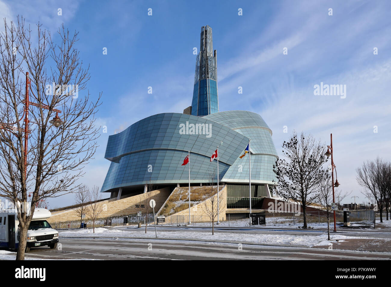 WINNIPEG, Canada - 2014-11-22: inverno vista sul Museo Canadese per i Diritti Umani. CMHR è un museo nazionale in Winnipeg, Manitoba, situato adiacente alla centrale di Winnipeg sito storico delle forche Foto Stock