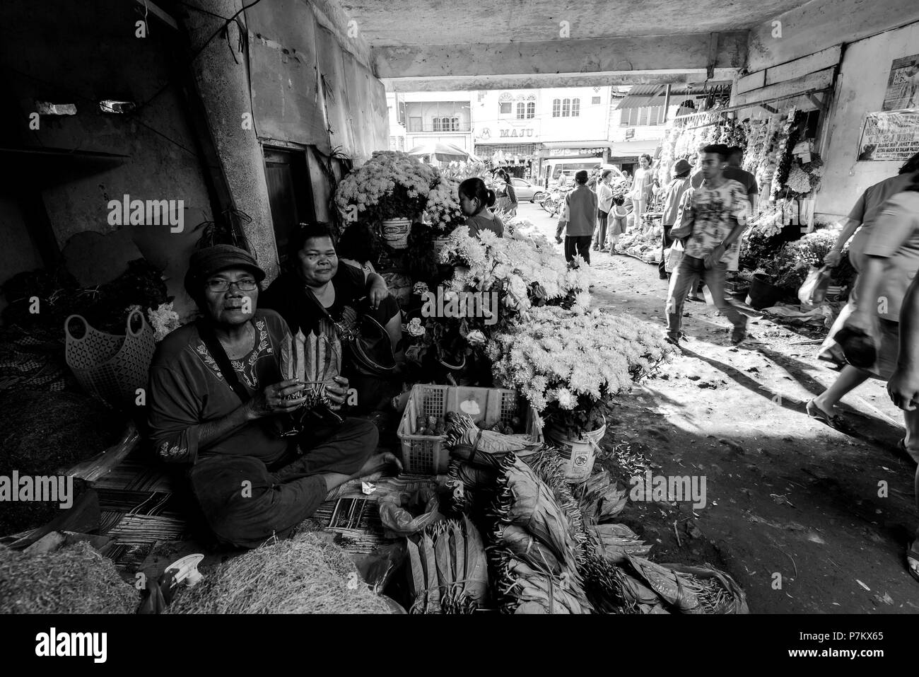 Fioristi all'entrata del mercato di Kutacane, Indonesia, Foto Stock