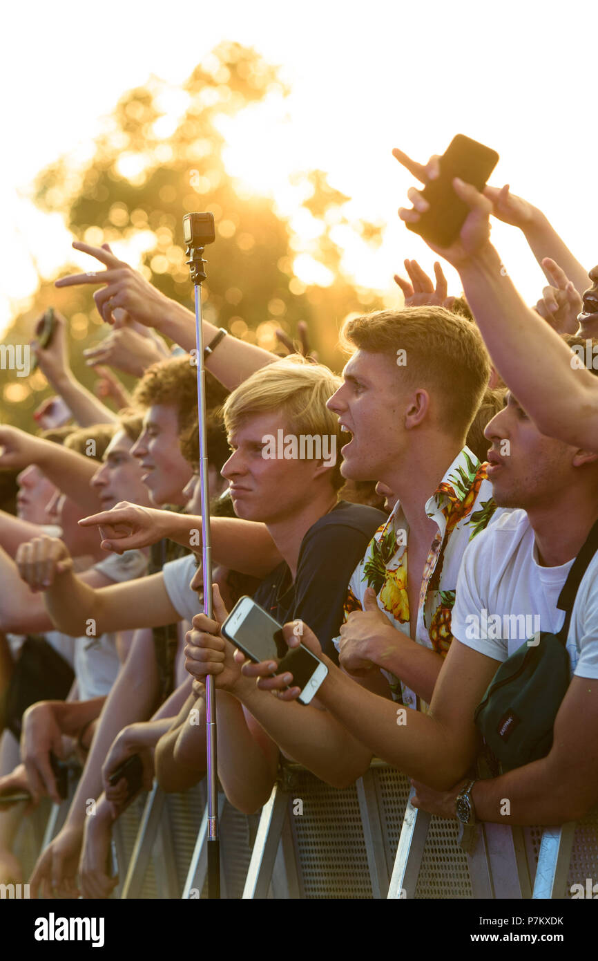 La folla guarda Post Malone eseguendo il primo giorno del Festival Wireless, a Finsbury Park, a nord di Londra. Stampa foto di associazione. Picture Data: Venerdì 6 Luglio 2018 Foto Stock