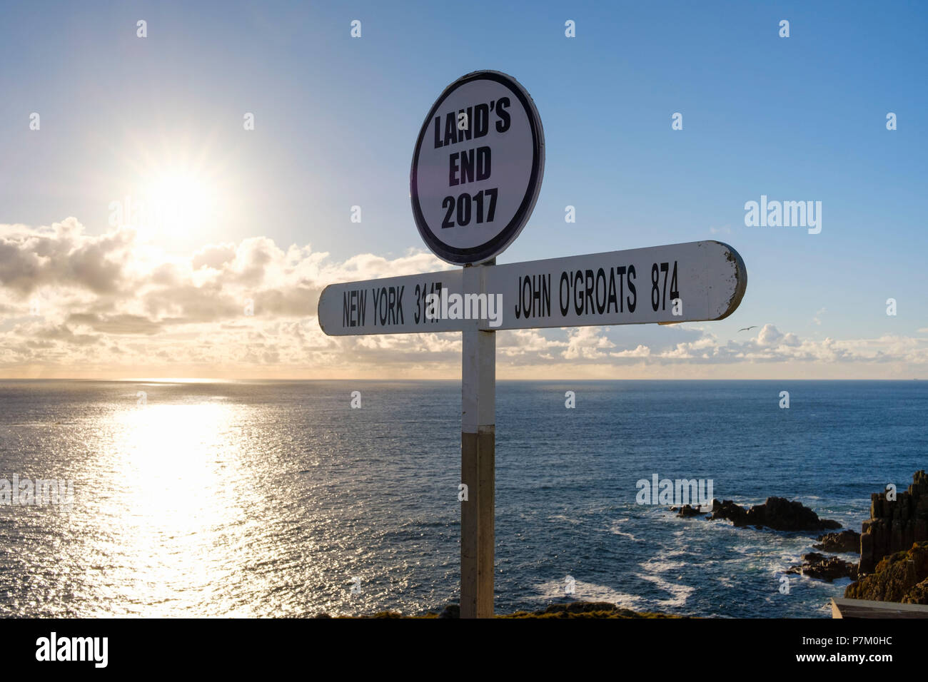 Land's End signpost, Land's End, Cornwall, England, Regno Unito Foto Stock