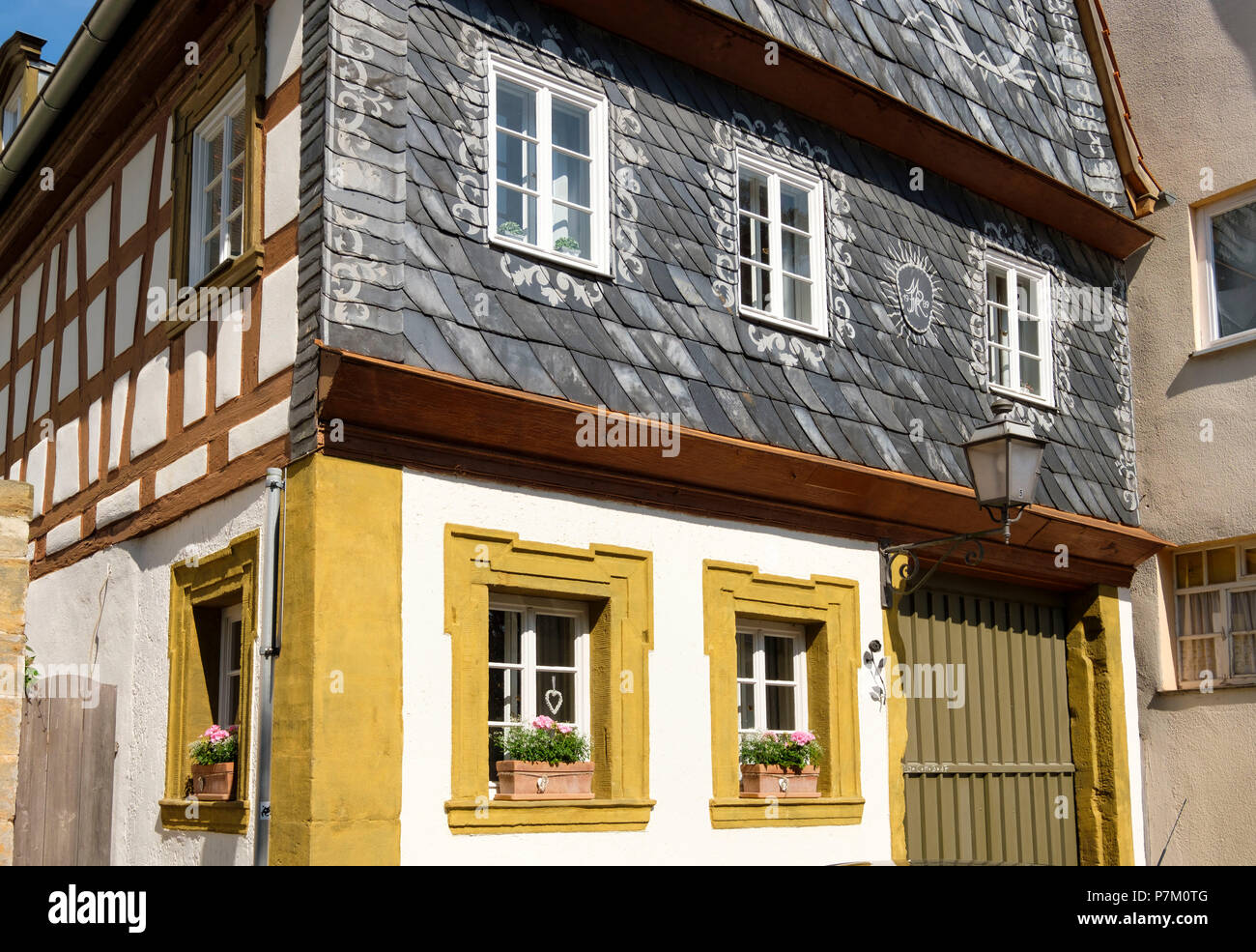 Vecchia casa in legno con facciata di ardesia, Sesslach, Coburger Land, Alta Franconia, Franconia, Baviera, Germania Foto Stock