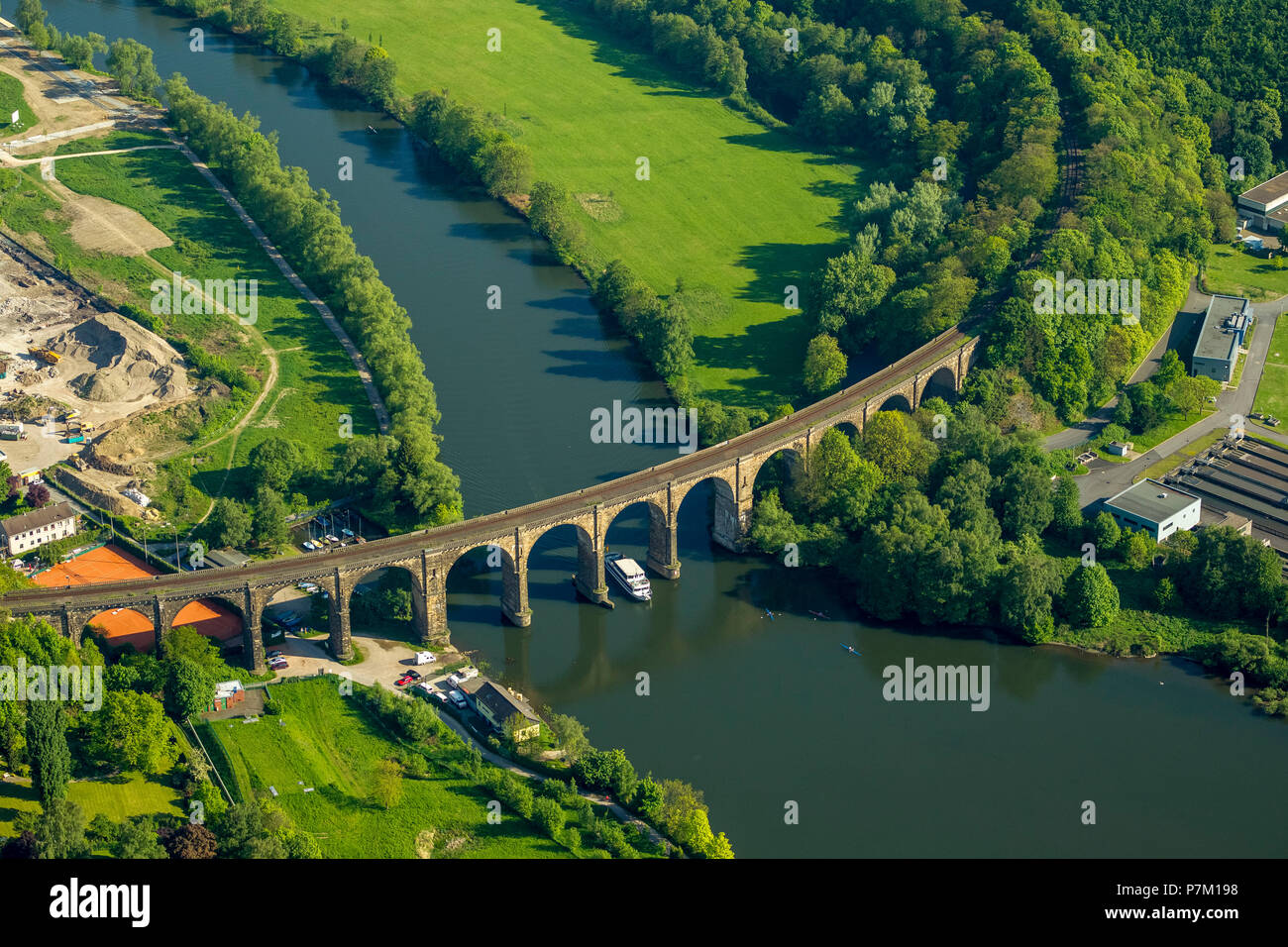 Il viadotto della Ruhr con nave passeggeri, Weiße Flotte (bianco flotta), Ruhrtal, Ruhr, Herdecke, la zona della Ruhr Foto Stock