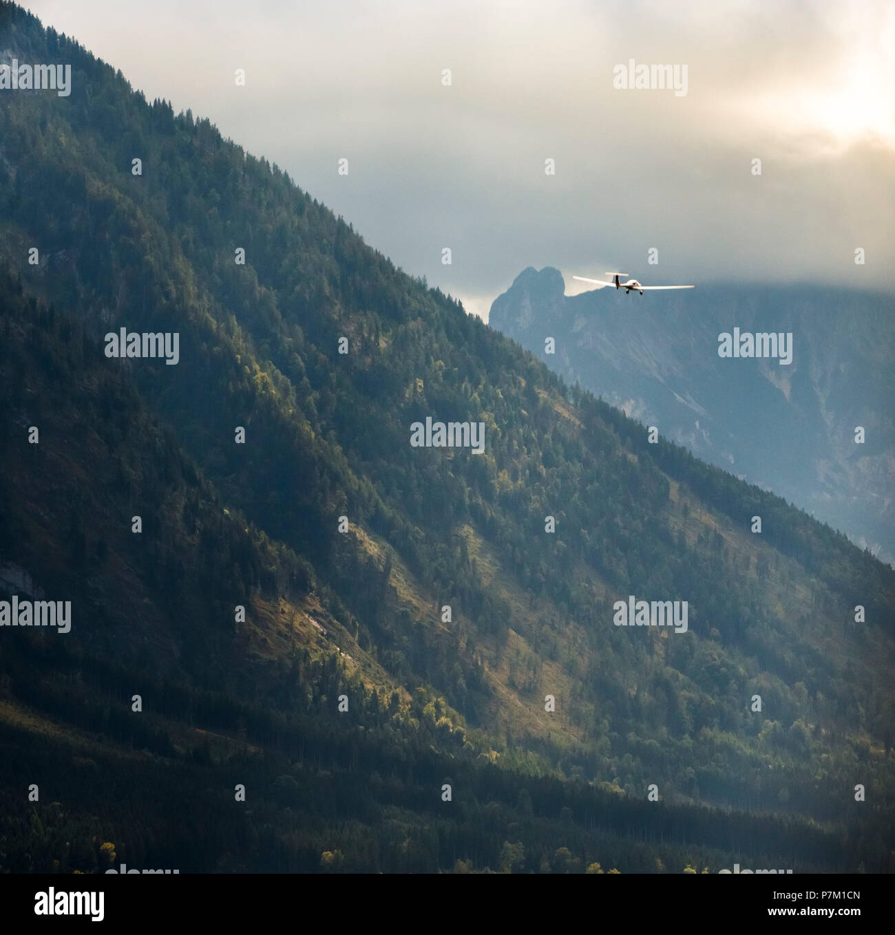 Motoaliante volare sopra le Alpi, Salisburgo, Alpi, Salisburgo, Austria Foto Stock