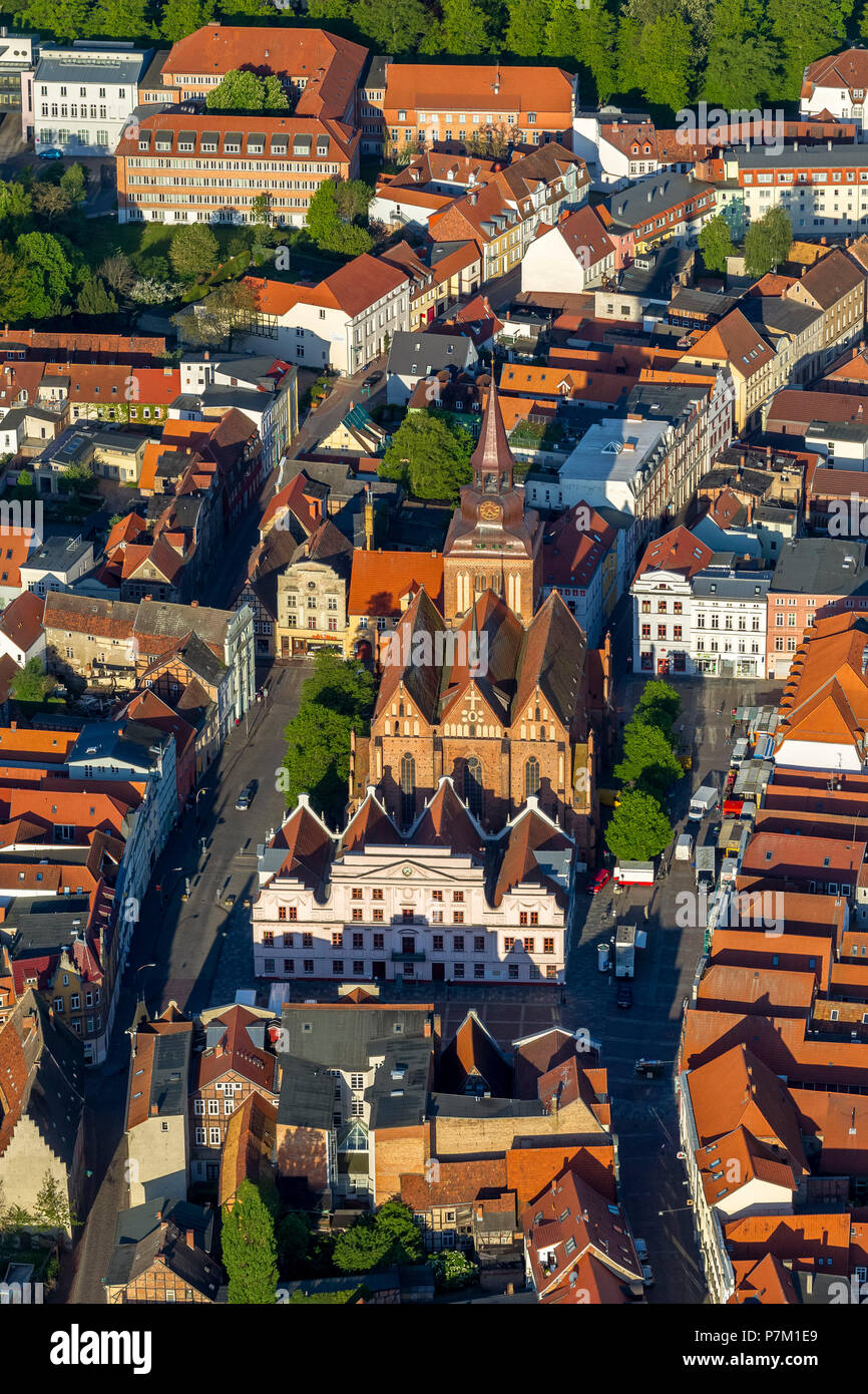 Piazza del mercato e la chiesa parrocchiale di Santa Maria in Güstrow e storica città di Güstrow Hall, in Güstrow, Meclemburgo Lake Plateau, Meclemburgo-Pomerania Occidentale, Germania Foto Stock