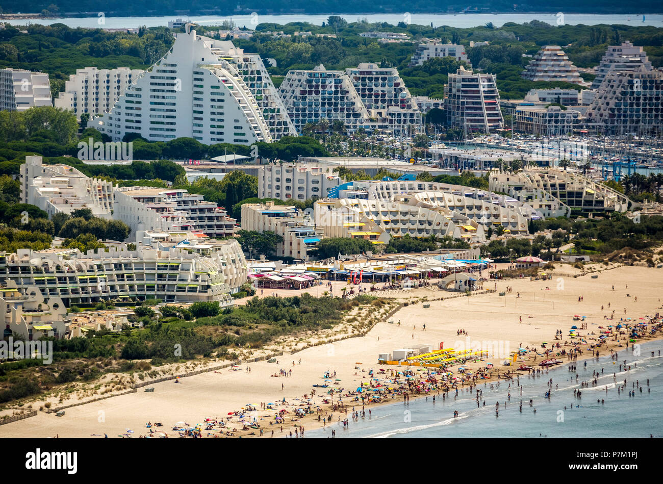 Costa Mediterranea, piramidale edifici di La Grande-Motte, dipartimento di Gard, Francia, regione Occitanie, Francia Foto Stock