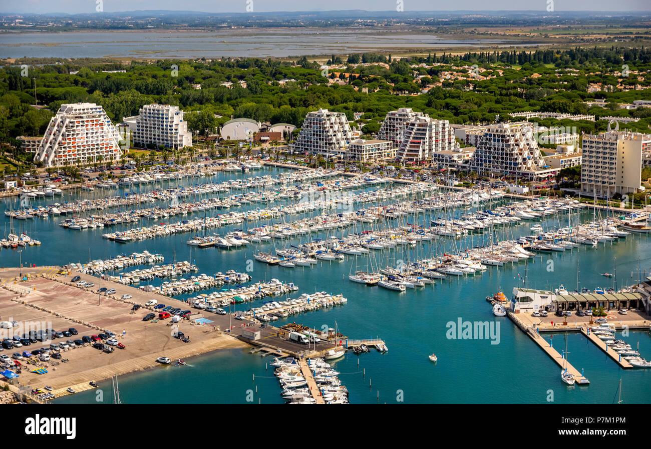 Marina di La Grande-Motte, porto degli yacht di La Grande-Motte, costa mediterranea, piramidale edifici di La Grande-Motte, dipartimento di Gard, Francia, regione Occitanie, Francia Foto Stock