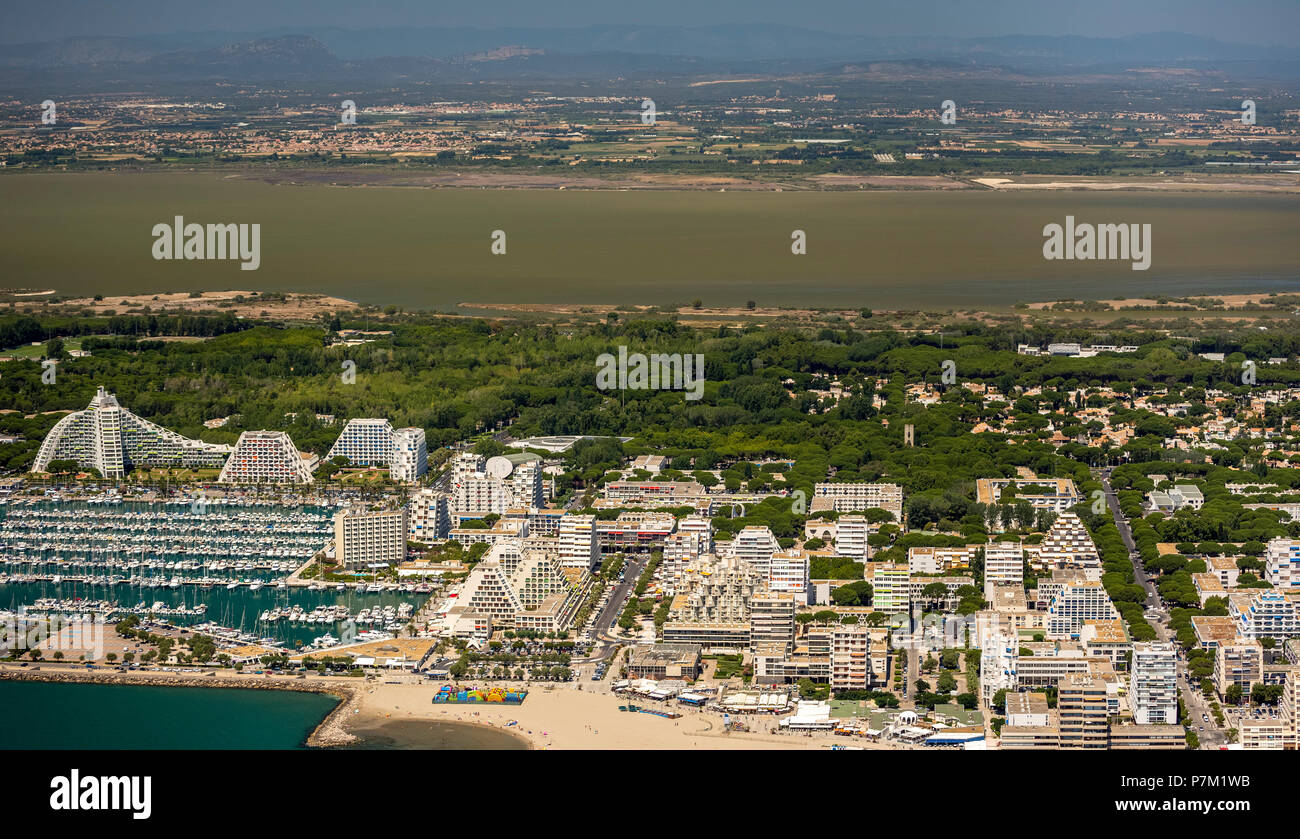 Vista La Grande-Motte con piramide e marina sul Golfo del Leone, Gard reparto, regione Occitanie, Francia Foto Stock