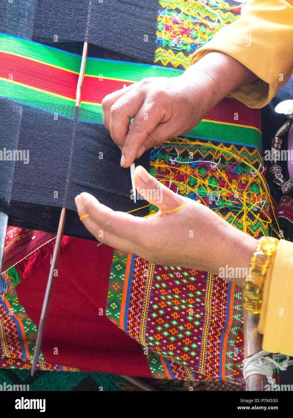 Tessitura abiti nello Stato di Chin, Myanmar Foto Stock