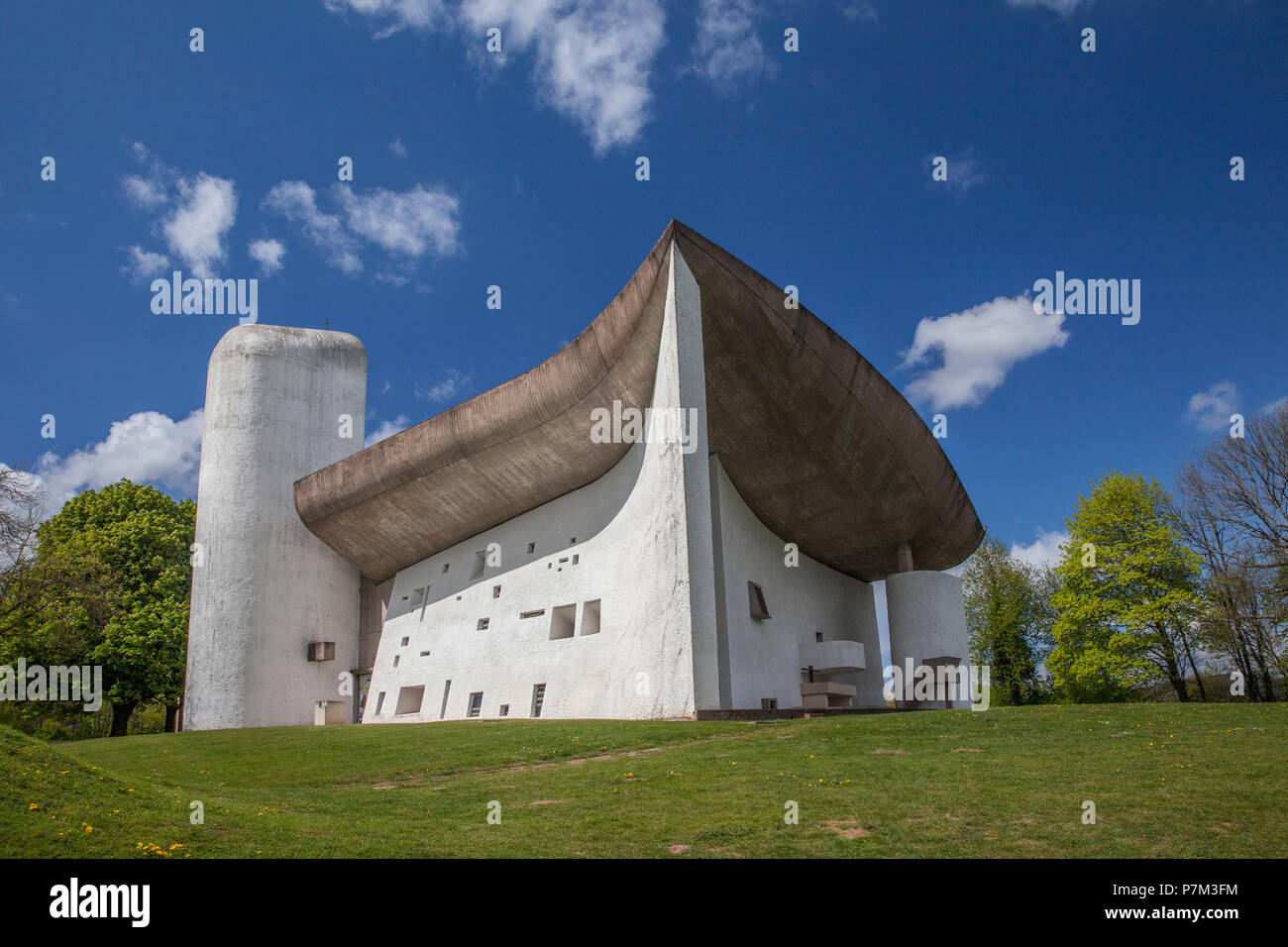 La chiesa di Notre Dame du Haut dall'architetto Le Corbusier, Ronchamps, Haute-Saone, Bourgogne-Franche-Comté, Francia Foto Stock