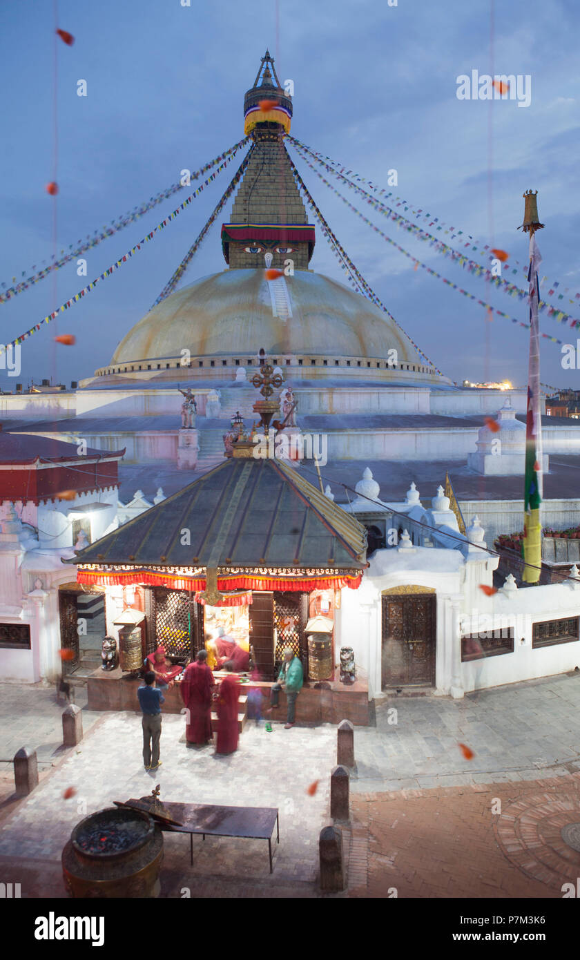 I monaci shopping presso lo stallo nel tempio motivi, Stupa Bodnath, Kathmandu, Nepal Foto Stock