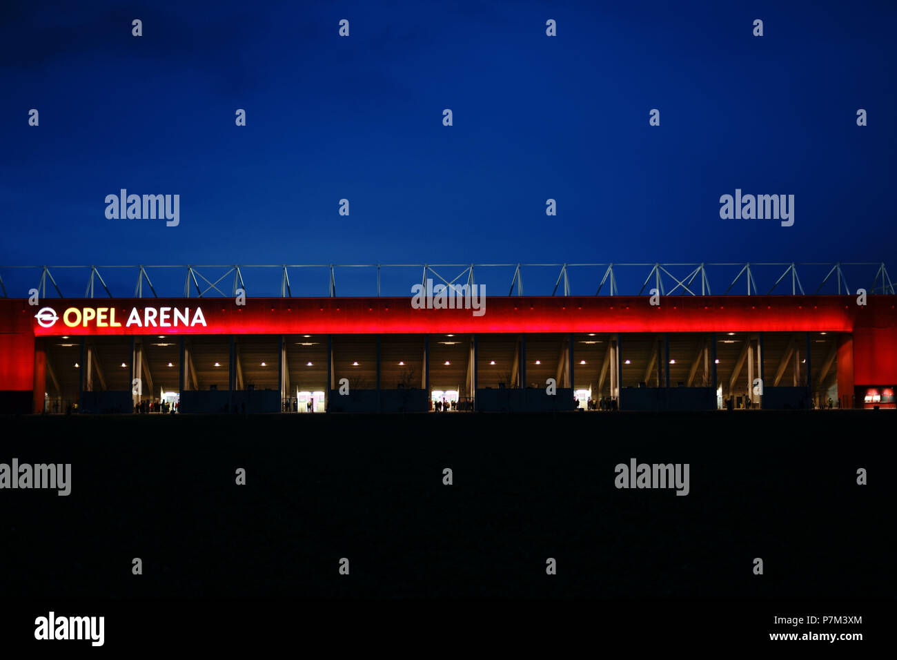 Il luminoso Opel Arena del football club 1. FSV Mainz 05 a notte. Foto Stock