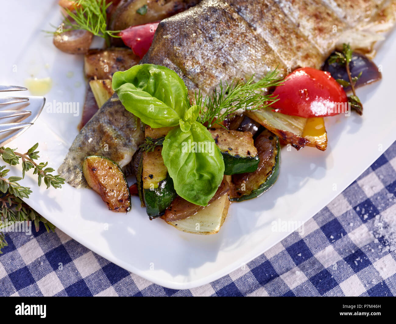 Grigliata di filetto di trota con verdure mediterranee Foto Stock