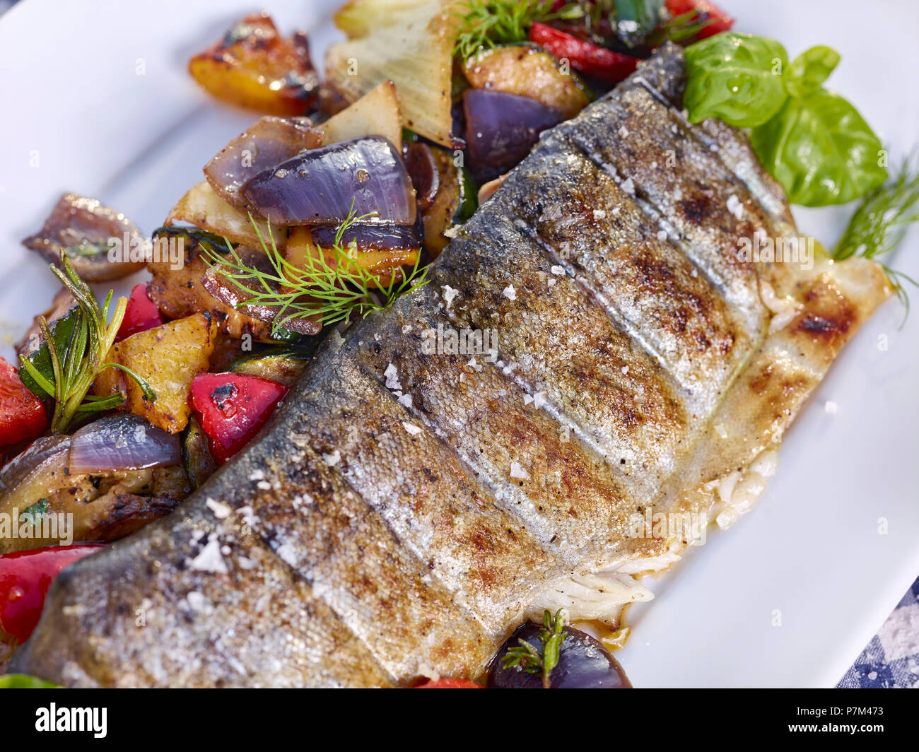 Grigliata di filetto di trota con verdure mediterranee Foto Stock