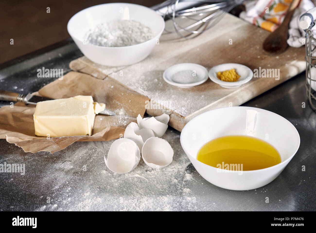 Passi per fare una torta di lamponi, ingredienti per la pasta biscotto Foto Stock