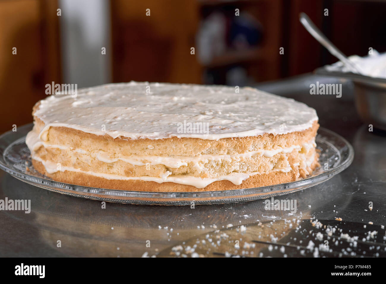 Passi per fare una torta di lamponi, stratificazione pasta biscotto e crema alla vaniglia Foto Stock