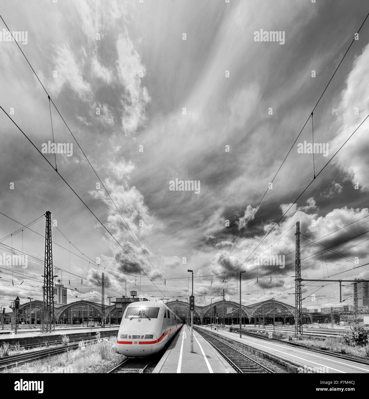 Treno, piattaforme, cielo, nuvole, retroilluminazione, [M], colore-key, nero-bianco-rosso Foto Stock