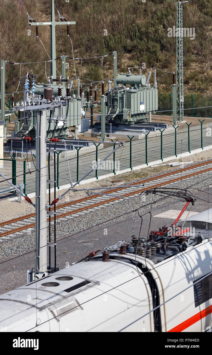 Treno, pantografo, linea aerea, tracce sottostazione, a montanti Foto Stock