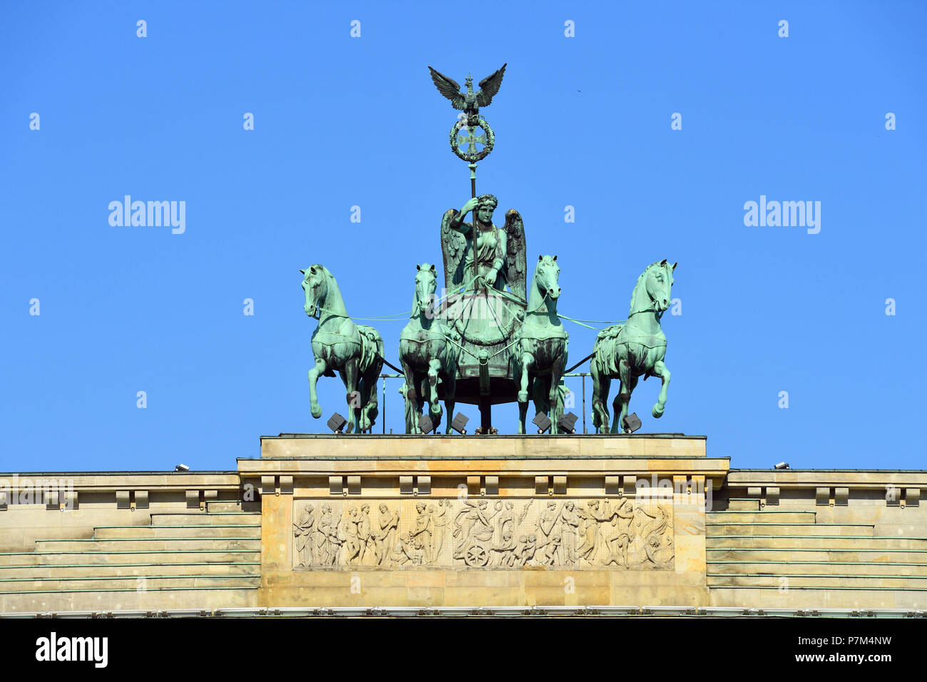 Germania, Berlino, quartiere Mitte, Pariser Platz, la Quadriga statua sulla sommità della porta di Brandeburgo (Brandenburger Tor) scolpito da Johann Gottfried Schadow Foto Stock