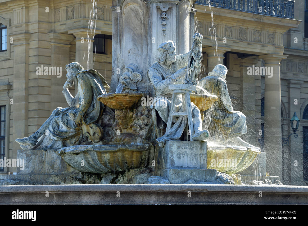 In Germania, in Baviera, Alta Franconia Regione, Würzburg, Residenzplatz, la figura dello scultore Tilman Riemenschneider, Franconia fontana (Frankoniabrunnen) nella parte anteriore della Residenza di Würzburg del XVIII secolo (Residenz), stile barocco, classificato come patrimonio mondiale dall' UNESCO Foto Stock