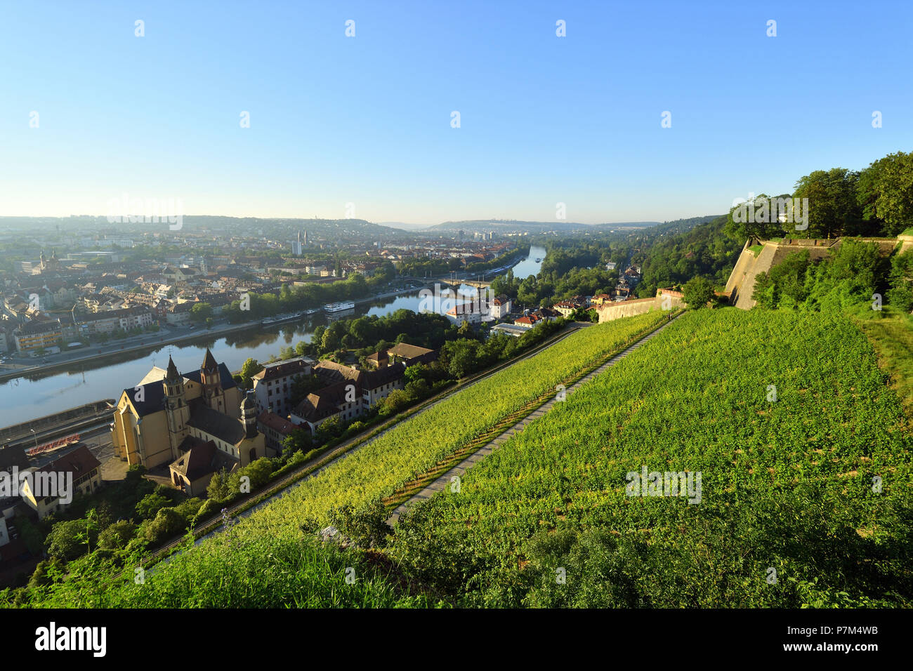In Germania, in Baviera, Alta Franconia Regione, Würzburg, vista dalla fortezza di Marienberg oltre il vigneto Schlossberg, fiume principale banche e Ludwigsbrücke (Ludwigs ponte) Foto Stock