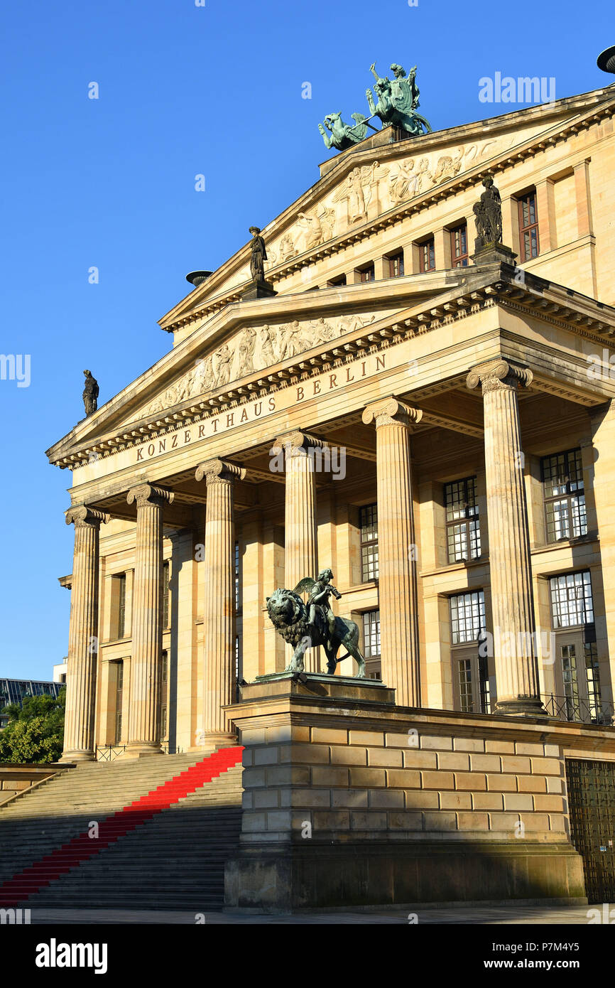 Germania, Berlino, quartiere Mitte, piazza Gendarmenmarkt, il teatro Schauspielhaus (Konzerthaus) Foto Stock