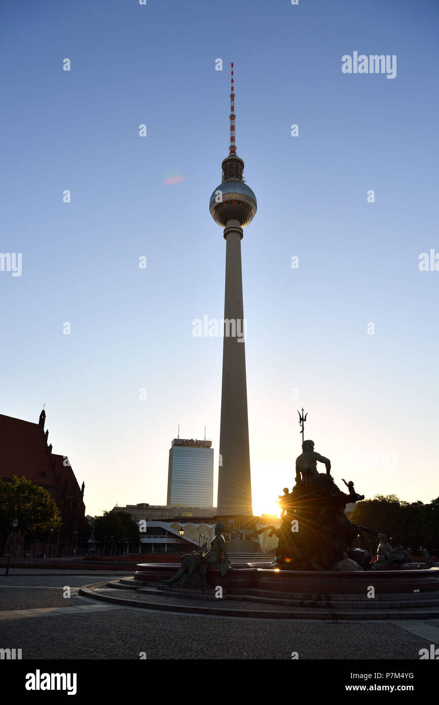 Germania Berlino, quartiere Berlin-Mitte, Alexanderplatz con la torre della TV (Fernsehturm) Foto Stock