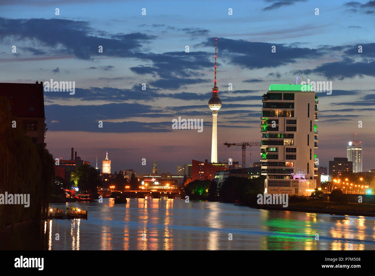 Germania, Berlino, Friedrichshain-Kreuzberg, rive del fiume Spree, Berlino Torre della TV in background Foto Stock